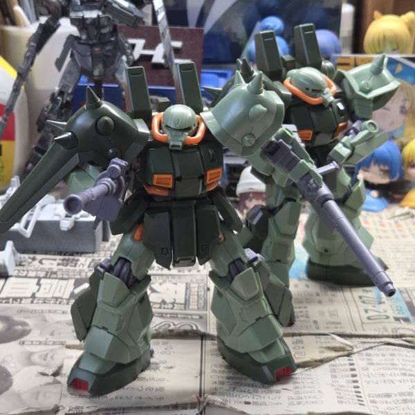 A.O.Z版ハイザックカスタムを組んできました。3機ありますが、一旦2機だけ…片方はアクアハンブラビⅡから持ってきた“バハルライフル”のハープーン無しを装備させています。もう1機はハイザックっぽくしようかな…（1枚目）