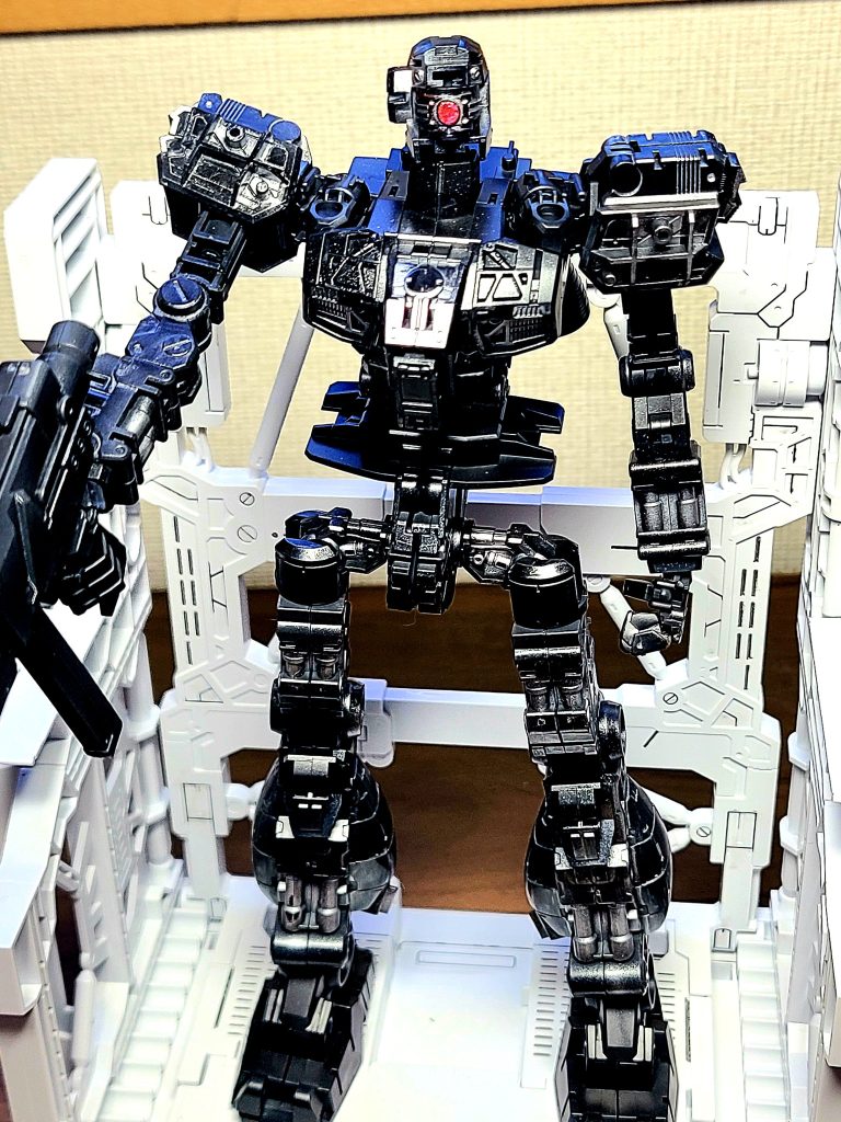 内部フレーム。ガンメタの上からエナメルシルバーを薄く吹いた。モノアイは蛍光レッドを筆で塗った。
