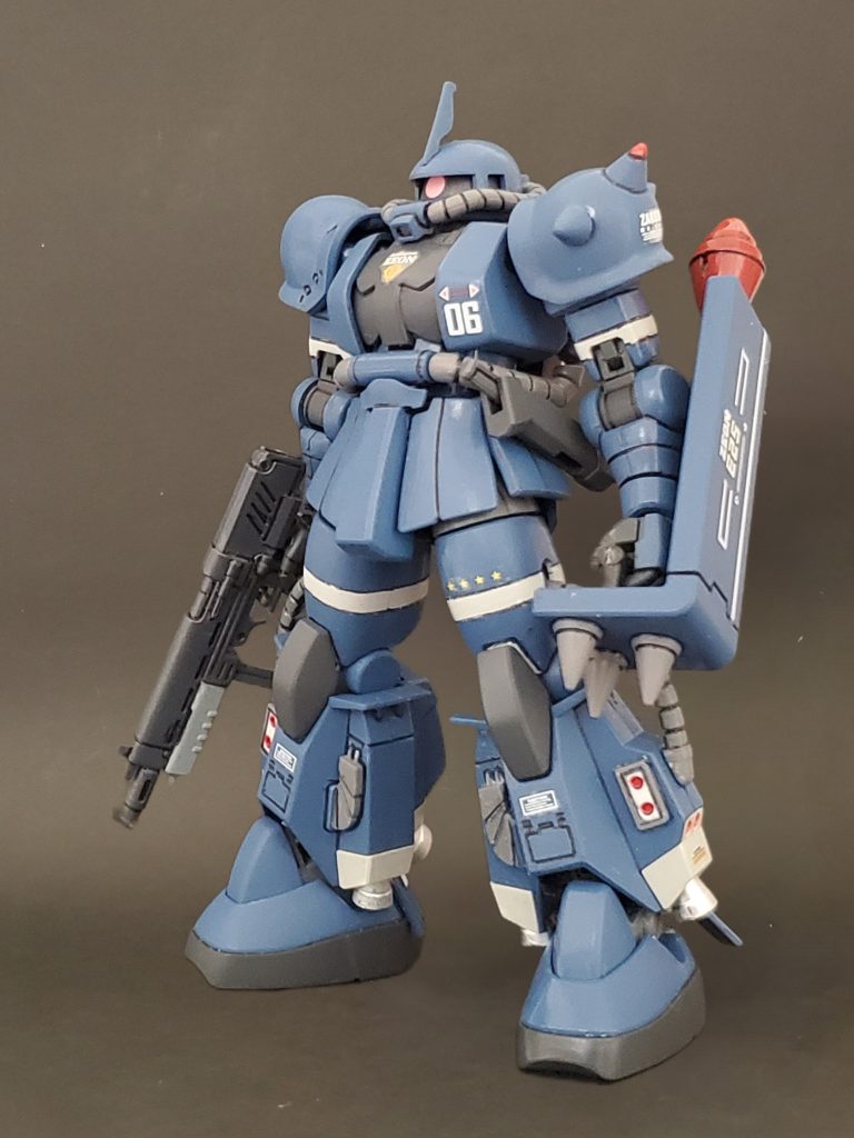 旧HGUCのザクを好む私てすが、たまたまリヴァイブ版を定価購入できたので、初のリヴァイブ版ザクII (シャア専用) をベースに制作しました😊🎶ポリキャップ無いんだ❗ここのパーツ分割しているんだ🎵などと、旧版との違いを堪能しながら楽しく制作させていただきました🤭✨そして制作途中でHGUC高機動型ザクと仕組みが似ているなぁ~🤔💦と感じジャンクの松永ザクの足を合わせてみたところ、問題無く合わせられる‼️となりノーマルから高機動型仕様に急遽変更✨でも高機動バックパックは以前に使ってしまっていたので、バックパックはノーマルなままの簡易高機動型ソロモン限定生産品という妄想注入で仕上げました😎✨