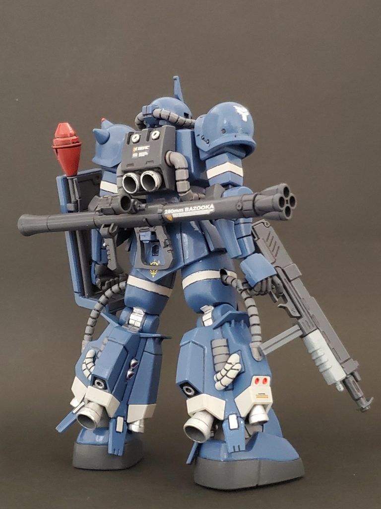 rear view~🤩🎵今回も筆塗り全塗装で艶消しスプレーで仕上げ🎶機体のメインカラーは、お気に入りのブルーエンジェルスカラーに明灰色を少量混ぜて淡い青色🟦を調合して使用しました😊✨また太ももと腕にある白いラインはスジ彫りして白で塗装しています。マーキングシールではありません🤭🖌️武装面には追加でザク改のマシンガンと今回は使用したシーンはありませんでしたが、ヒートダガーを用意です🎵~ 制作裏話🤫 ~実は制作開始時『正史の世界の軍警ザク』をイメージしたので、カラーリングは『あちらの世界の軍警ザク』に近くなるように色設定🖌️🎶でも仕上がってみたら、どうしても一年戦争のザクとして扱いたくなり、妄想ストーリーも1から構築し直して今回の形と相成りました~🤭✨