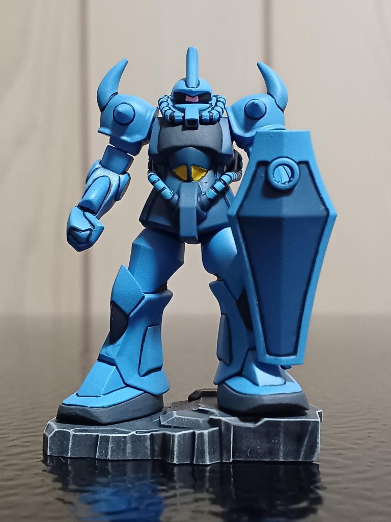 正面から。塗り分けも難しかったですけど、カラーリングが一番大変でしたねぇ～(zaku-kao4)参考がアニメ画で、結構シーンで色味が違ったりもありますから、これだ！という色を出すのが大変でした。でも、セル画好きよ(zaku-kao7)塗装が好きなので、試行錯誤も面白いからいいんですけどね(zaku-kao5)