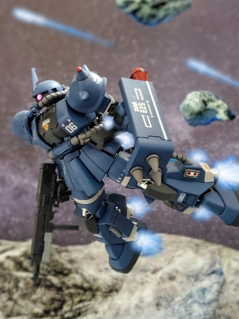 遭遇した連邦MS部隊を突破し、連邦軍艦隊を目指し暗礁宙域を軽快に潜り抜ける防衛大隊。しかし数は相手の方が勝っており突破したものの、部隊は4割を失った…。散った仲間の冥福を祈りつつ前を向き進むアンジェリカ曹長。だが感傷の時間も与えないかのように敵機の接近を促す警告アラートがコクピットに鳴り響く⚠️