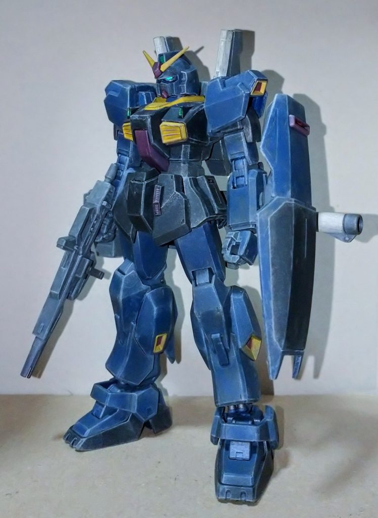 本体の黒と紺色以外は塗装してあります。まあその黒と紺が面積で7割はあるので塗ってある感はあまり無いのですが実際にはあちこち部分塗装しているのでお手軽感はなかった記憶です。(ー_ー;)色も有りモノを適当に混色して特に設定に合わせる訳でもなく割といい加減な感じで決めたように思います。ビームサーベルを白色にしたのが唯一拘った所ですかね。やはりｶﾞﾝﾀﾞﾑには背中から突き出た白い2本のサーベルが似合います。😌合わせ目は頭部、ランドセル、武器は処理しましたが前腕はパネルラインに見えなくも無いと言い聞かせて放置です。