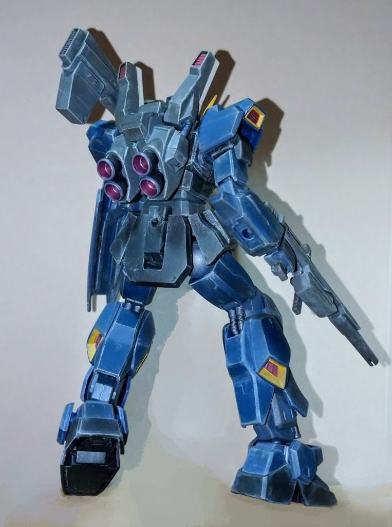 本体の黒と紺は塗装はしてありませんが成形色そのままの単調さを無くし明暗が付くように適当なグレーでウォッシングしてランダムにグレーが残る様に拭き取ってから薄く溶いたシャバシャバの白をほとんど色が付かないまで落としてから全体的にドライブラシで擦り付けました。白はやり過ぎかなとは思いましたがどんな感じになるか実験半分でやってみましたがエッジ部分などは思ったより色が乗りすぎて悪目立ちしてますね。😅隠ぺい力の無い白ならもう少し下地と馴染んでくれるかと思いましたが(単純に付け過ぎかも)なんか埃っぽい感じになってしまいました。何事も試しにやってみないと分からないのでこれも無駄ではありませんが砂場で遊んで洗わずに放置すればこの仕上がりになりそうですね。(ToT)