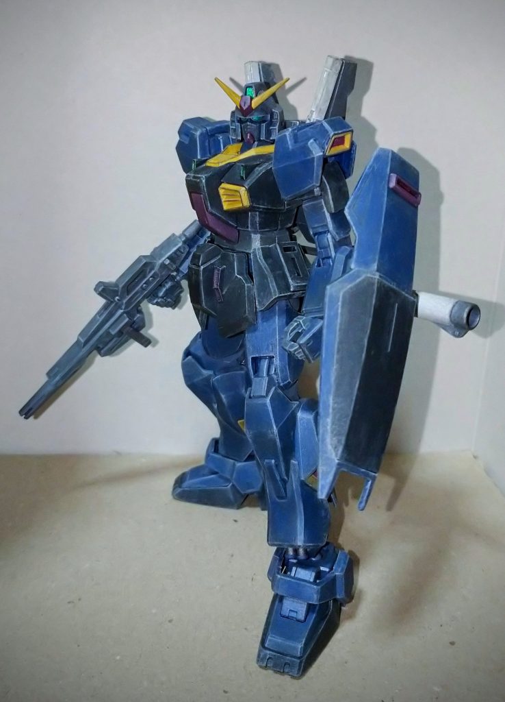 可動はリバイブらしく優秀だとは思うのですがそれほど自由度が高いとも思えません。スタンド使用ならそれなりにポーズも決まるかもしれませんが足首の可動(特にロール)がイマイチなので地面にしっかりと接地させる様なポーズは絶望的だと思います。少し脚を拡げてデンと立たせるのも怪しいレベルです。ギレン閣下も「あえて言おう、◯ソであると」とおっしゃってました。バンダイを神と崇めるボクはそこまでは思っていませんがもう少し何とかならなかったのでしょうかとはほんの少し思いました。