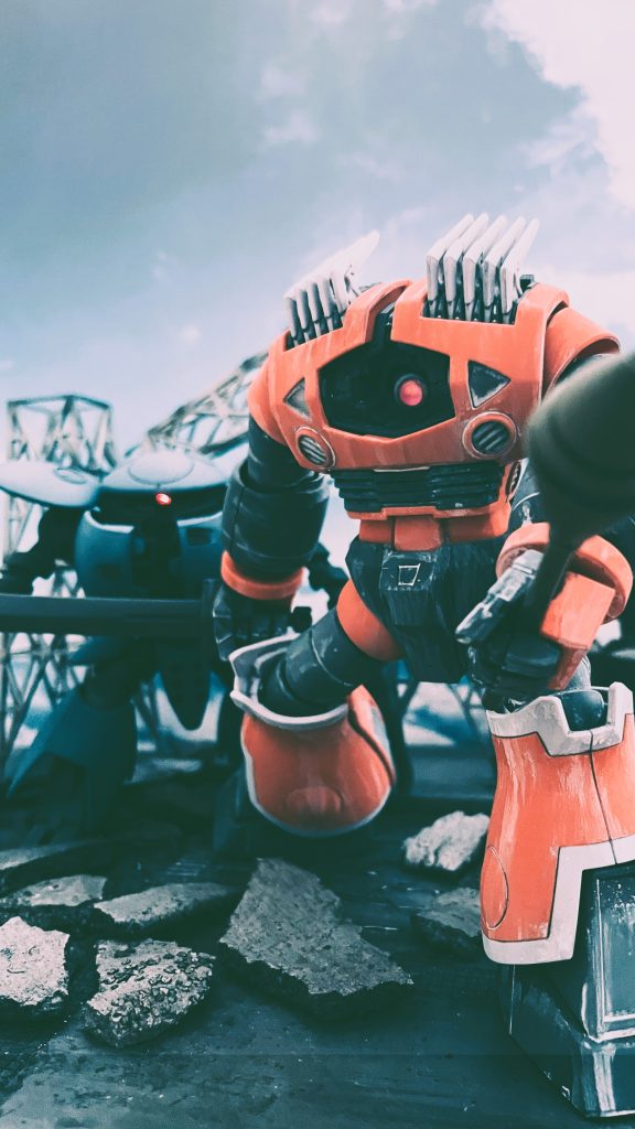 ゾゴックとカプールの2ショットです。カプールのモノアイ部分に2mmのピンバイスで穴をあけLEDの光が大きく拡がるよう工夫しています。