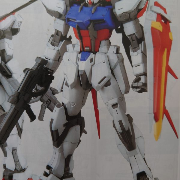 僕の父親がくれたソリッドクリアカラーのエールストライクガンダム。クリアカラーはそんなに好きではないのでこの際思いっきり全塗装してみようかなぁ...と思いまして、この夏休みを使ってやってみます。最後の写真がイメージ写真です。 ちなみにサフ吹いて乾かしている画像の後ろにある機体は何か分かりますか？（4枚目）