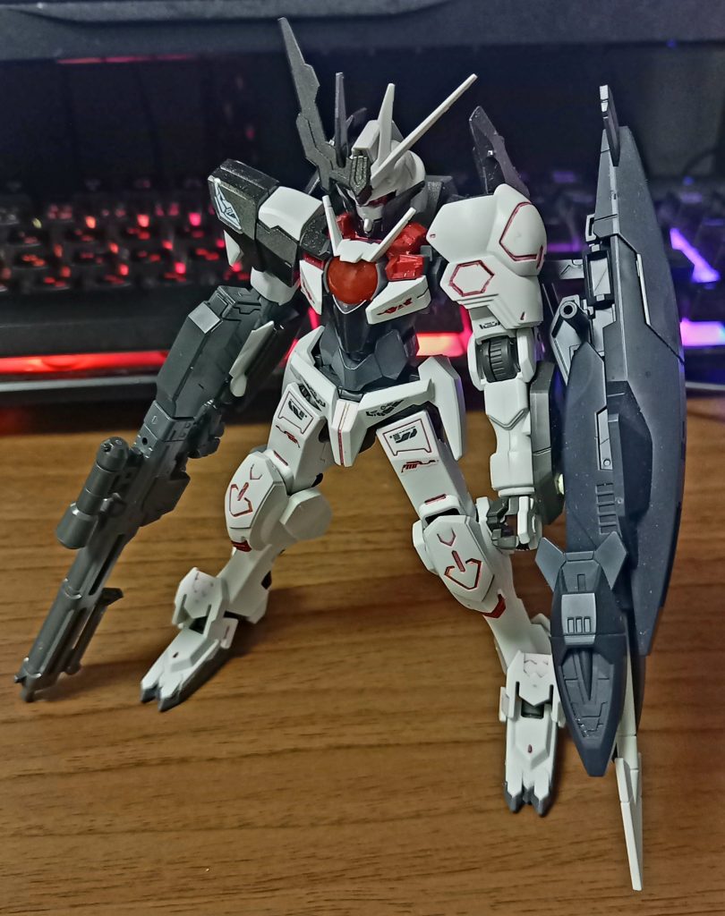 【追記】デカールを増やしたり、武器を変えたりしてみました。大きめのゴツイ武器が似合いますね。