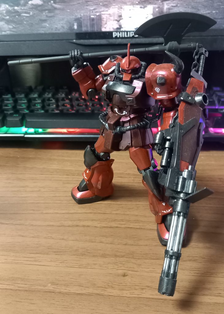 友人から貰った鉄血のオプションパーツ武器を持たせています。デカい武器ってロマンがありますよね。