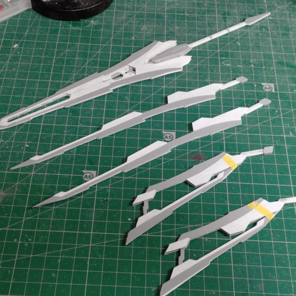ロードロングソードの製作進んでます😆変形機構入れると重くなるのとバランスが崩れるので3形態を別々に作りました。歪まないよう、0.5mmでスジ彫りしたところに0.5真鍮仕込んでます。プラ板切り出し地獄でしたがやる価値ありました。ここから刃付けしていきます！（1枚目）