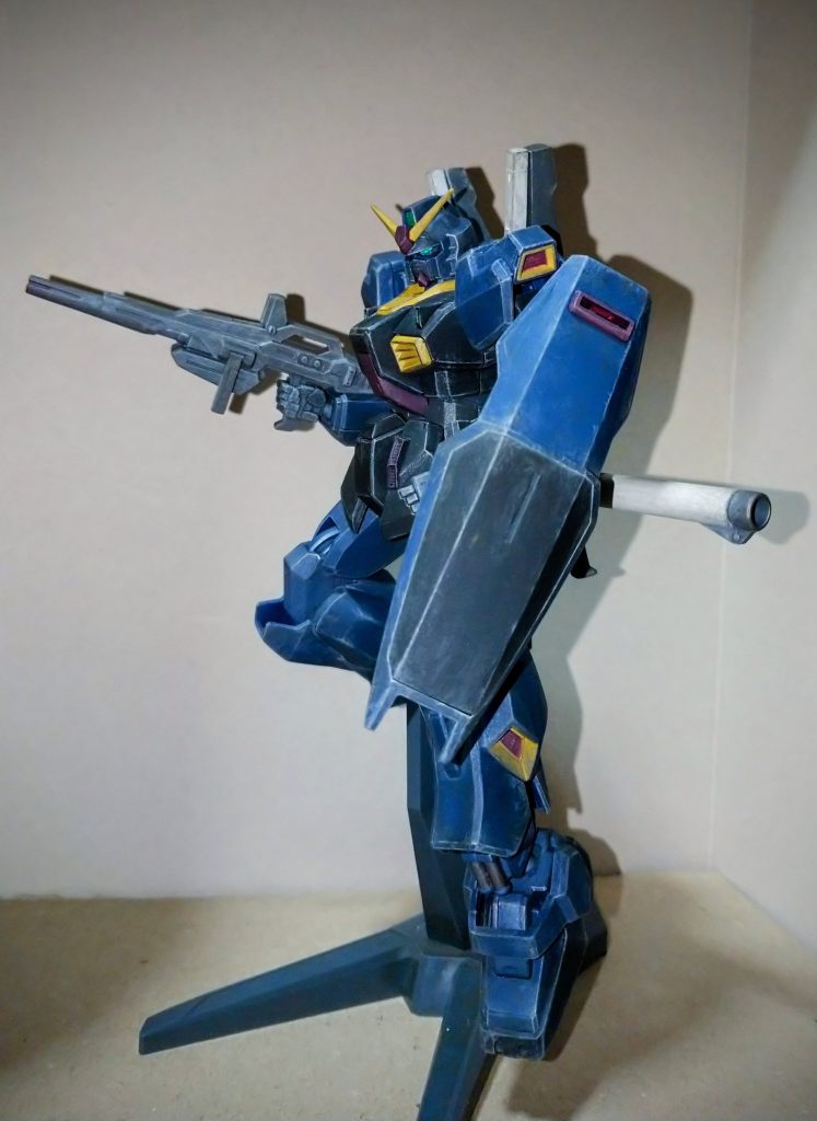 正直なトコロこのキットはいつも行くお店でお目当ての物が無くて仕方なく購入(小さいお店で客一人)した物なのでマーク2にもティターンズカラーにも特に思い入れは無くノーマルカラーもあったのなら100％そっちを購入したと思います。カラーはともかく全く興味がなかったマーク2を初めて制作したのですがビックリするほど素晴らしいデザインである事に気付きました。今となっては後付けによる後付けでサッカーチームが作れる位のガンダムタイプが初代とマーク2の間には存在している様ですが😅ゼータ放映当時は初代→マーク2だったと思います。デザイン的には頭部以外は全くの別物でかなり思いきったデザインなんですよね。特に脚部のデザインは惚れ惚れする程の良デザインだと思います。初代のアニメで動かしやすい線の少ないラインではなく現在のリアルロボット路線に通じる複雑な構成のデザインが本当にカッコ良いですよね。😆劇中でもリアルでも大したこと無い汎用なMS扱いされているのが本当に残念ですね。ゼータとダブルゼータを戦い抜いたのに・・・😢