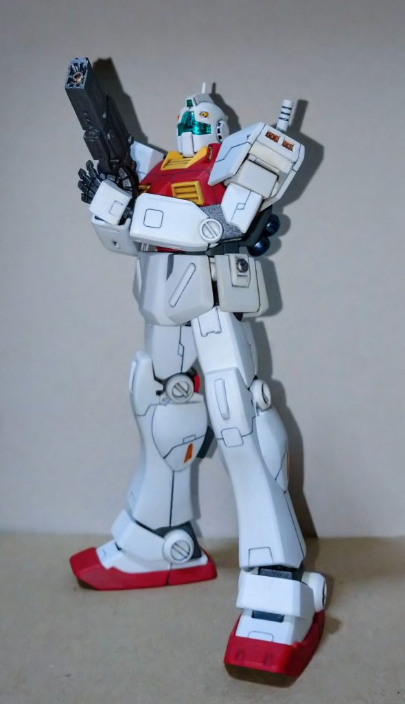 長いことサーベル一本で頑張って来たので改修ついでに飛び道具をプレゼントしてあげました。😊E-2型スプレーガンがカッコ良いのでスクラッチで作りたかったのですがそこまでの意欲が沸き上がらなかったので泣き叫ぶジムからビームライフル奪い取ったネモの野郎からジムライフルを掠め取ってちょっとだけE-2感のある試作スプレーガン的なモノに改修しました。パッと見、言われなければジムライフルを元にしてあるとは分からないくらいにイメージが変わっていると思います。ドヤッ(￣ヘ￣）