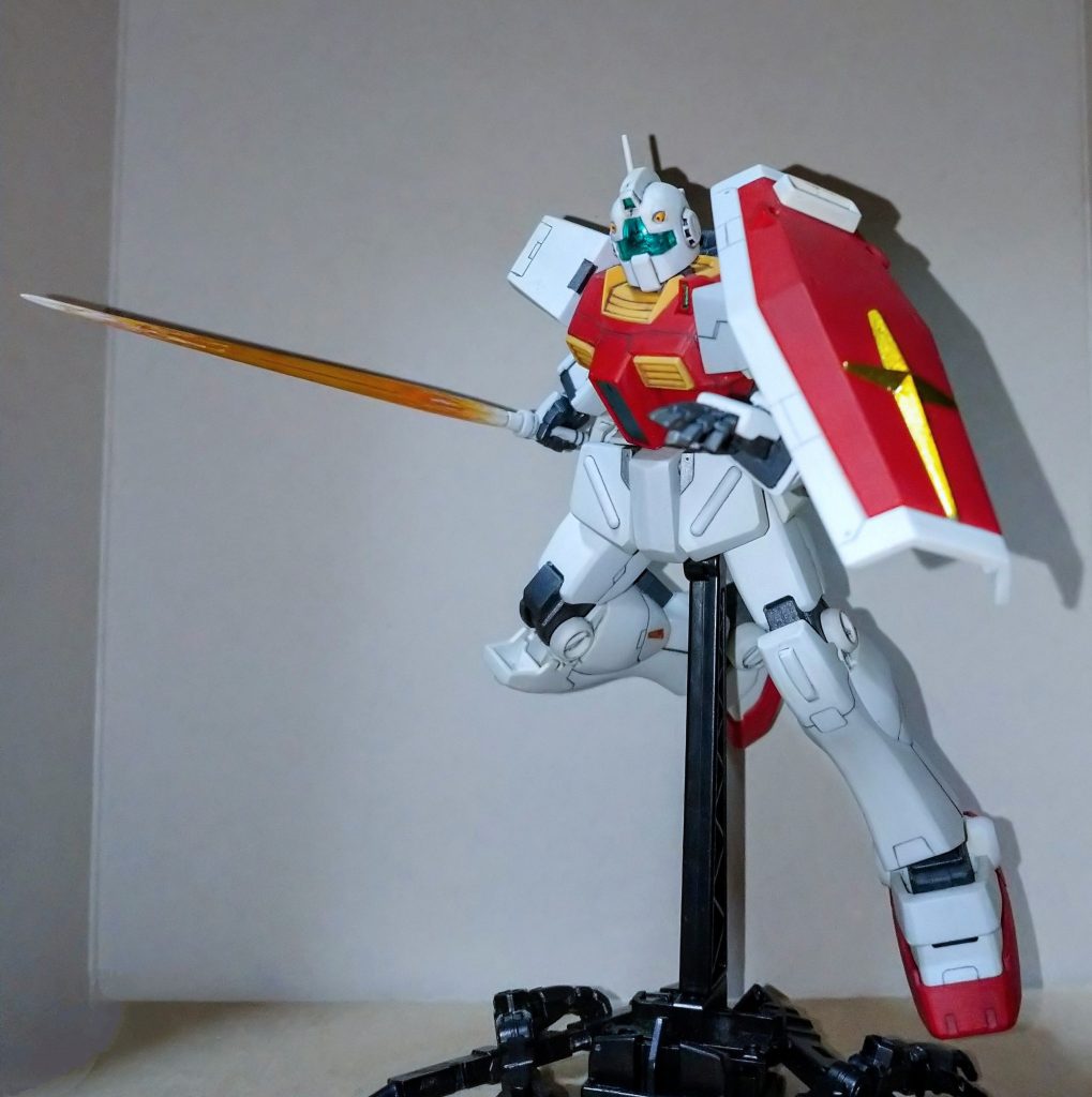 付属のビームライフルはネモ様に譲渡していたので長いことサーベル握らされて立たされていました。(涙)代わりに両平手を貰い受け右手はサーベルが握れる様に指の角度を変えて接着してあります。ビームエフェクトはホワイトやイエローでシュバババ感(笑)を出してあります。