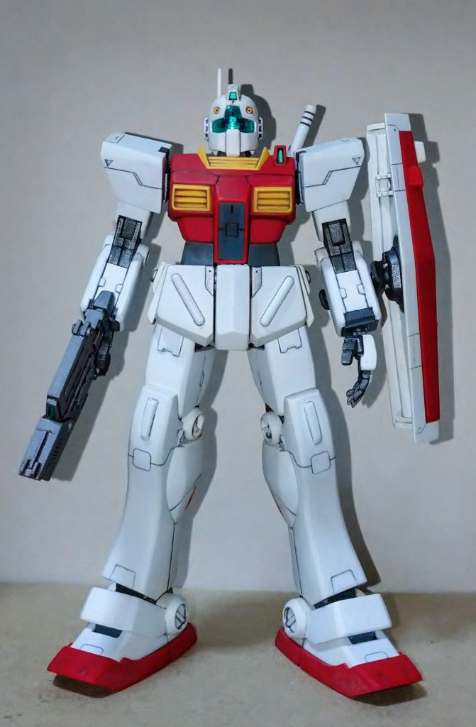 メインの色は塗装しない縛りで作ったのでほとんど成形色です。関節部は多分焼鉄色で塗ってある様な気もしますが気にするのは止めましょう。キットはジム2としてはなんとも言えない感じですかね(´-ω-`)可動もそれほど良いとは感じないし少なくともゼータのジム2とは思えない造形だと個人的に思います。当時定価税抜き1400円だったと思いますが1100円が妥当だと自分のコンピューターが弾き出しております。この価格帯のキットで300円も割高に感じるのは完全にアウトです。MP1ランナーが付属しないのは何かの冗談なのでしょうか？と当時は思いました。とまあ明確なジム2のイメージなんかは持っていなくてAmazonで2割り引きで購入した(良い時代じゃたわい)ヤツの感想になります。色々と批判的な事を言いましたが何故か嫌いになれない本当に不思議なキットです。あとトップ画で名前入れてる時に思いましたがこの子はRGMナンバーではないのですね。意外というか何故？😓