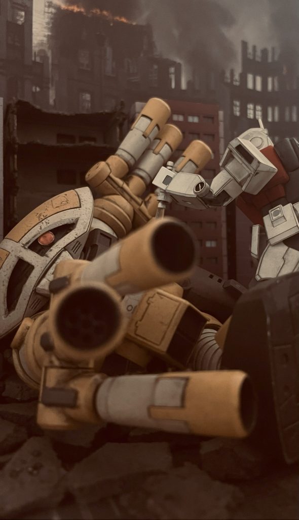 サーベルで突かれるジュアッグを別アングルから。両手のビーム砲は動かし方によって様々な芝居が可能かと。