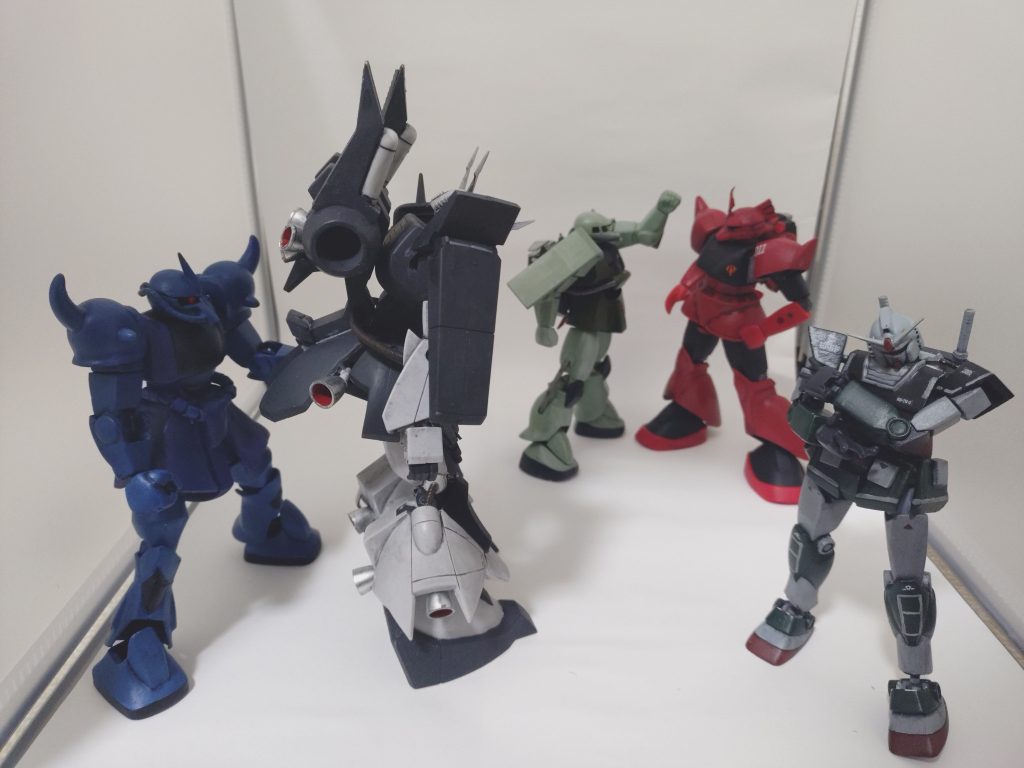 おまけ 〜オフショットシーン〜ザクマ「なあ、なんかいきなり知らないところに呼ばれて変なポーズ取らされたんだが」ジョニ「俺に言われてもな…」  ザクIII「ロシュツキョウ…ロシュツキョウ…(ずーん)」グフ「おうおう、なんじゃ若いモンが!お外でビームでも撃って元気出せ!!」 ガンダム「いやホント、何の集まりだったんや…」                   ジムスナ「おーい!!誰か忘れちゃいませんかー!!」 おわり