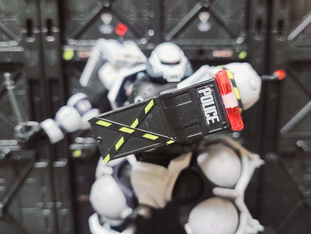 ただ白黒に塗装するだけでは面白くないので、オリジナリティを出すため、シールド上部にランナーをカットして作ったパトランプを取り付け。