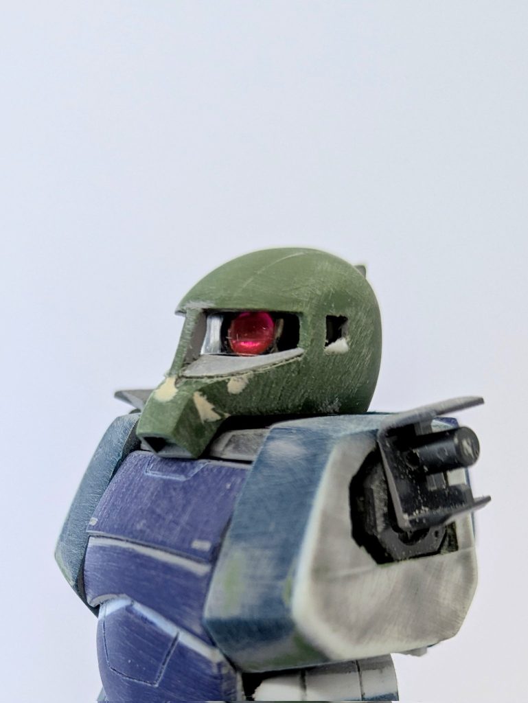 ザクからパイプをとって正面に柱を追加しただけではないのが旧ザクアタマの難しいところ。鼻の角度を変え、目の下のラインを直線的に。ザクより直線的な形をしてるんですがなんというかなかなか似てくれない。難しいです。