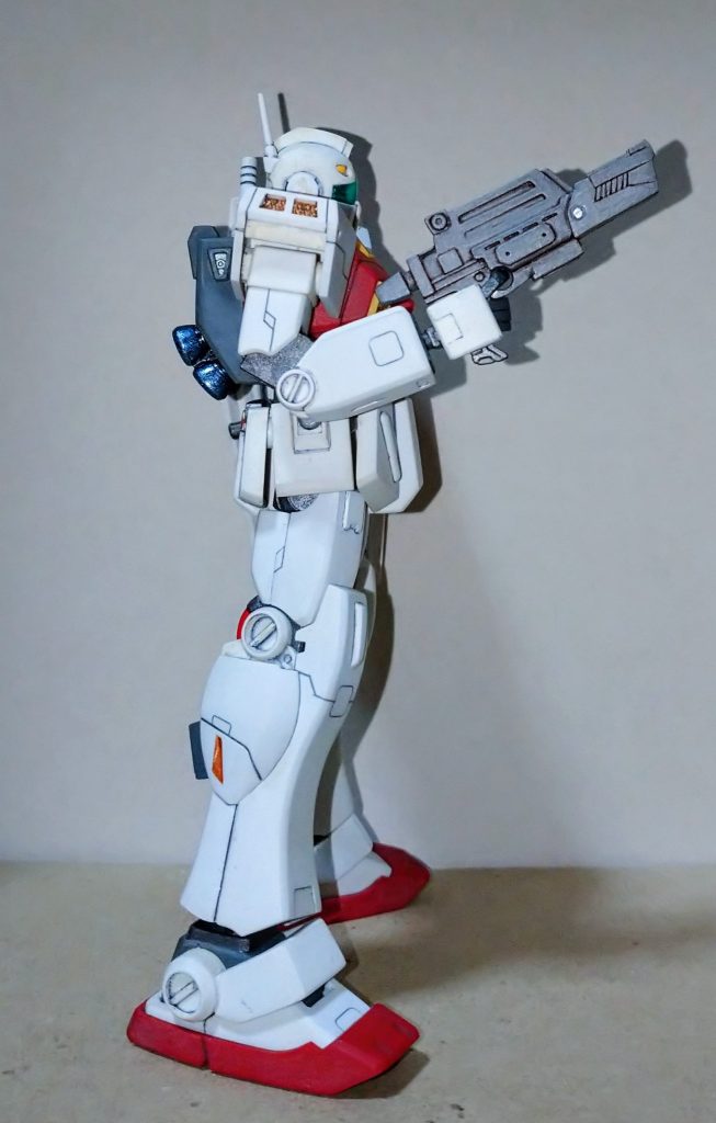 合わせ目を処理して足りてない箇所をチョロっと塗って仕上げた物を少しディテールを足して改修した作品になります。これまたひどく汚れていたので全体的にペーパーがけして黄ばみを落として接着面の経年劣化による変色部(白成形色部分)はホワイトでリタッチしました。レストアついでに初めてのスジボリの練習台にもなってもらいました。ラインチゼルやペンライナー等を購入してやってみましたがムズい、時間かかる、線がよれるそしてムズい(重要2回案件)これは自分には無理と直ぐに分かりました。練習だから全身スジボリまみれにしようと思っていましたが早々に諦めて少しプラ材貼り足して良しにしました。(^o^;)