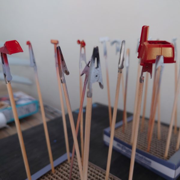 頭と胴体の塗装です。ガンダムブルーが足りなくなって青色は塗装できてないパーツがありますが...（3枚目）