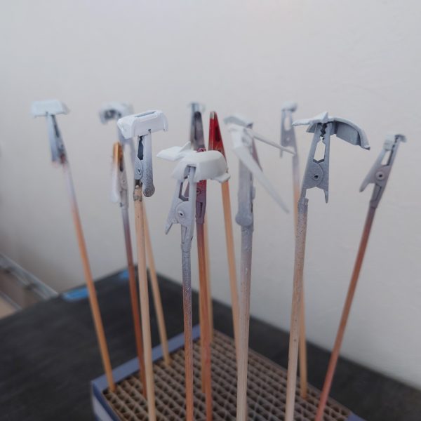 頭と胴体の塗装です。ガンダムブルーが足りなくなって青色は塗装できてないパーツがありますが...（2枚目）