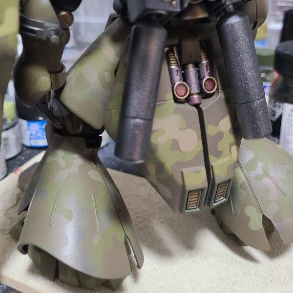 大まかな塗装ができたのでここから細かい塗装をちょこちょこやっていきたいと思います。塗り終わってから改造したい所が沢山出てきてしまって困惑中でございます。。。この迷彩で背中のバックパックは違和感が凄いですね……設定よりもルックス重視で…… （2枚目）