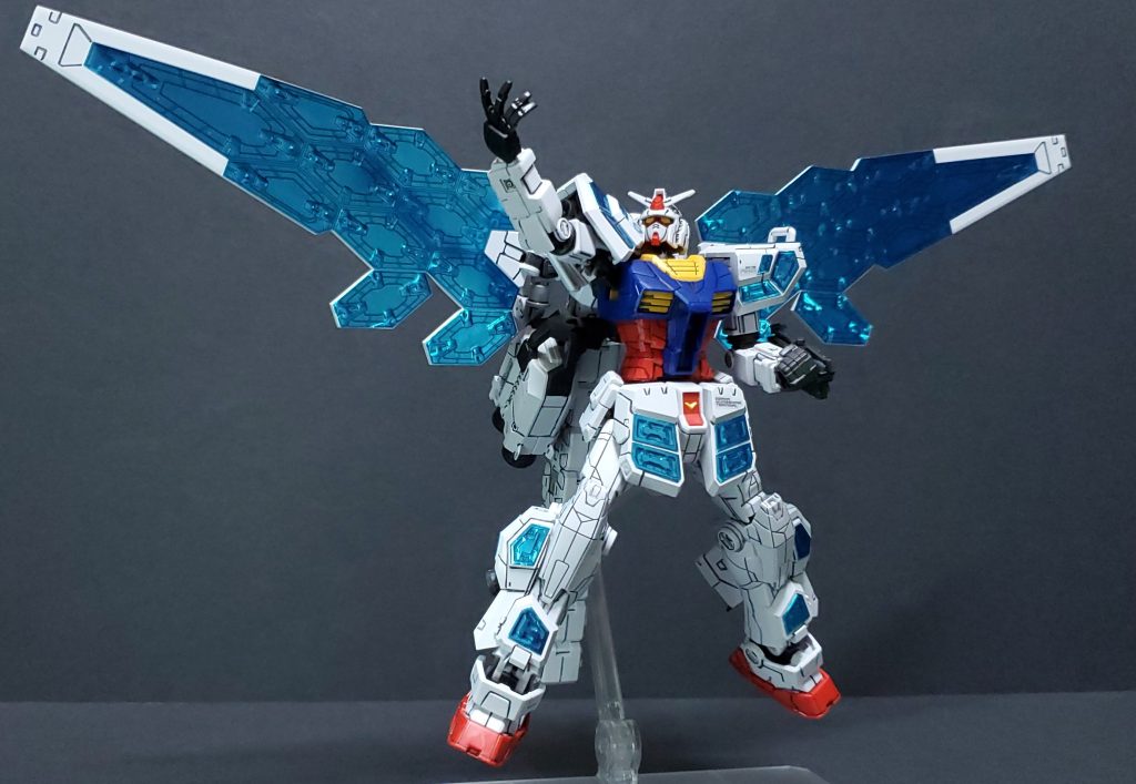 羽ありの状態で大阪万博のポーズ。