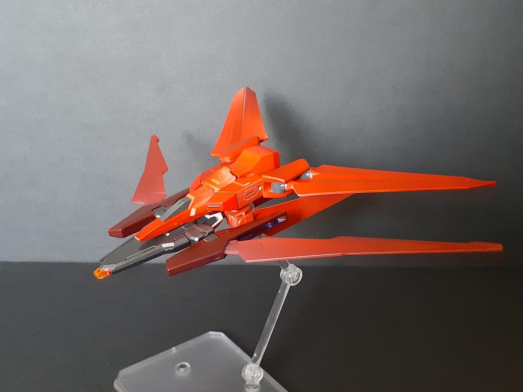 ガンプラバトルに置いて本体が行動不能になっても独立行動可能なバックパックがあればバトルを続行可能であり、その存在は勝敗を左右しうる。ダブルオースカーレットにおいてはファトゥムが、この機体にはスカーレットファイターというサポートメカがそれを成し、機動力と防御力、継戦能力の強化を図る。ベースはビルドストライクエクシードギャラクシーのギャラクシーファイターとエクスシールド。ギャラクシーブースター、ガンダムAGE‐2のウイングも使用されている。これは渡辺曜のガンダムAGE‐2ダークハウンドAPDに敗戦したことを意識しているらしい。