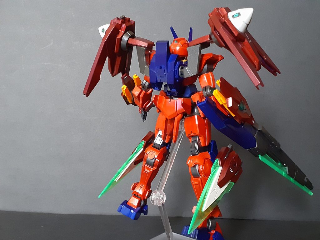 当初は自身が「せつな」であることからクアンタベースの機体を考えていたものの、アークドライヴの汎用性を見て考えを改めた。上半身がダブルオースカイベースな為、ダイバーアークの使用していたダイダルキャノンがない。これによって射撃兵装が頭部バルカンとアークブレイザーのGNバルカンのみという構成になっているが、それを補うために過去のダブルオースカーレットからGNソードIIブラスターを引き継ぐ。（なお、上半身がダブルオースカイなのは敗戦のことを忘れないようにあえて傷を残したベース機をリスペクトしたらしい）