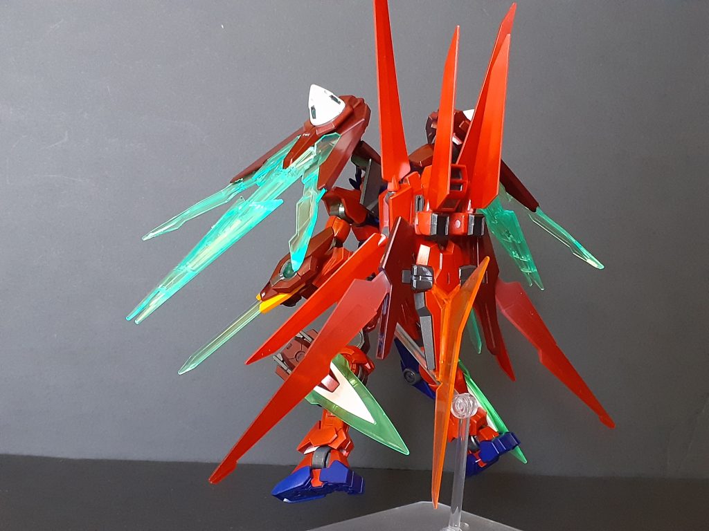 スカーレットファイター装備時の背面はすごく刺々しい。天王寺璃奈曰く「とにかく盛るのはせつ菜さんらしい」。