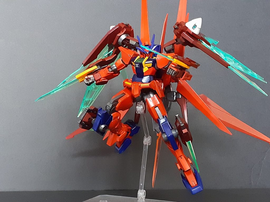 今までのダブルオースカーレットは背部にファトゥム-00、ファトゥムｰ01を装備していたが、リフターでもあるこれらを装備して必殺技である『せつ菜スカーレットストーム』を行うことは機体重心がずれることもありその威力が十全ではなかった（とせつ菜は考えている）。両腕のアークブレイザー、バーストブレイドを使用しての『せつ菜スカーレットストーム』は回転が安定している上にバーストシールドモードとしても使えるアークドライヴの能力により、強力なものとなった。なおバランス、重心の都合『せつ菜スカーレットストーム』使用時にはスカーレットファイターは本体から外れる。 