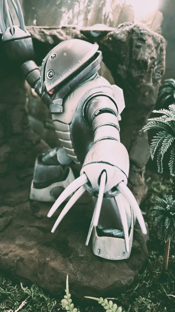 旧ガンダムファンの方々には懐かしい1/100スケール アッガイのボックスアートの再現となります。