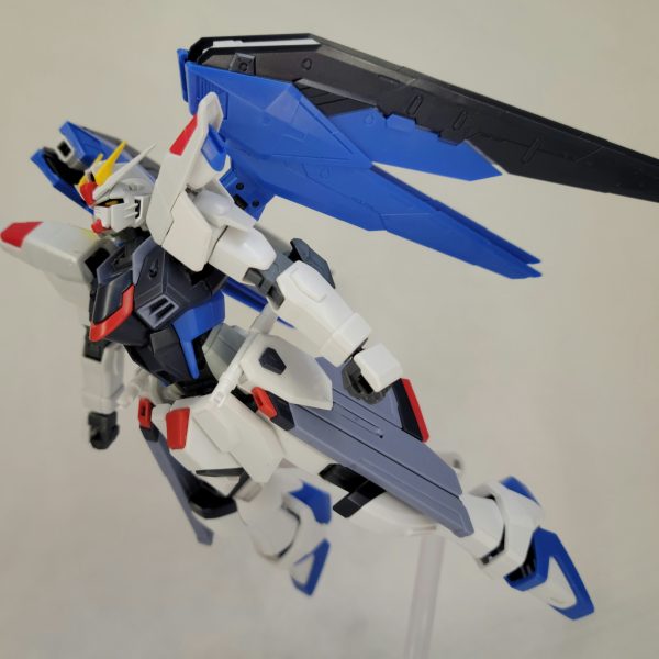 HGCEフリーダム、2種のRGフリーダム、デュエルブリッツの関節パーツをミキシングして最新ガンプラ風なフリーダムを作成しています。（3枚目）