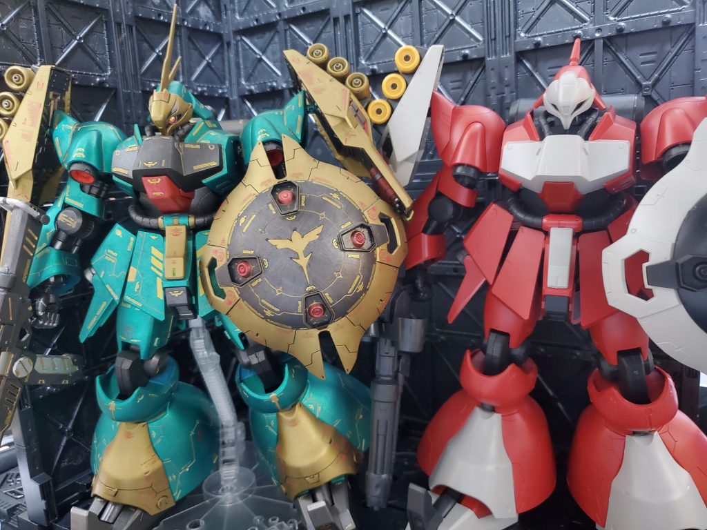 パチ組状態のクエス機と。次はこちらも仕上げて並べて飾りたい。