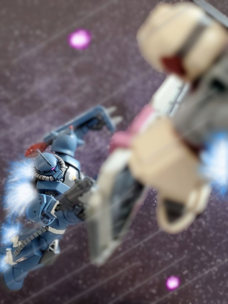 異常な動きをみせるジムを相手にこのままでは損害が広がる一方❕このジムを押さえるためアンジェリカ曹長は腹をくくる。『ナブ‼️アンタは皆を連れて艦隊に向かいな❕コイツの相手は私がする👍️』ナブに指示を出すとバーニアをフルスロットルで踏み込みジムの前に立ちはだかるアンジェリカ曹長の高機動型ザクII であった…💫以上、私の妄想イメージによるアンジェリカ曹長ことアンキーの高機動型ザクIIの活躍でした~😊🎶