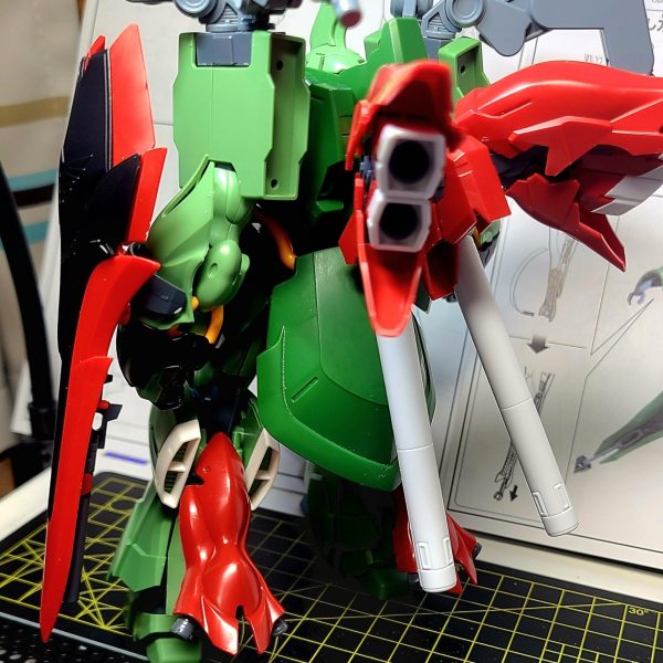 背中と足に3㎜穴と受けキャップ埋め込んでシナンジュのスラスターとバックパックを取り付け可能に。左手も堀込んでシールドの受けを固定。（1枚目）