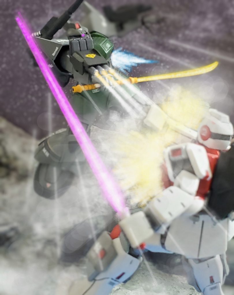 激しい攻防の中、僅かにバランスを崩すジムタイプ💦オグス中佐はその一瞬のチャンスを捉える❗バランスを崩し着地したジムタイプに温存していた右腕3連ランチャーを全弾叩き込む~👊✨ジムタイプは避けきれずガードで受け止める💥オグス中佐は、これを喰らってはもはや立てまい🎵と勝利を確信し笑みを浮かべる😋