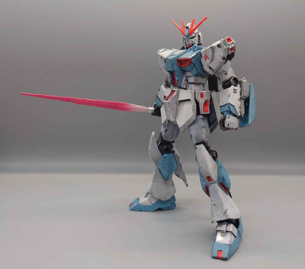 福岡νガンダムのEGなので、シールドもライフルもついていません。そのまま作るのももったいなかったので、少しだけ武装を変えました。