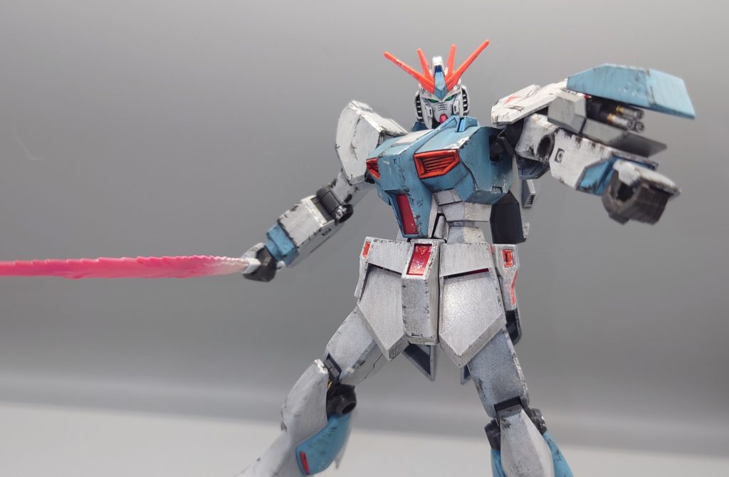 最低限の射撃武器を、と腕部にガトリングを装着しています。