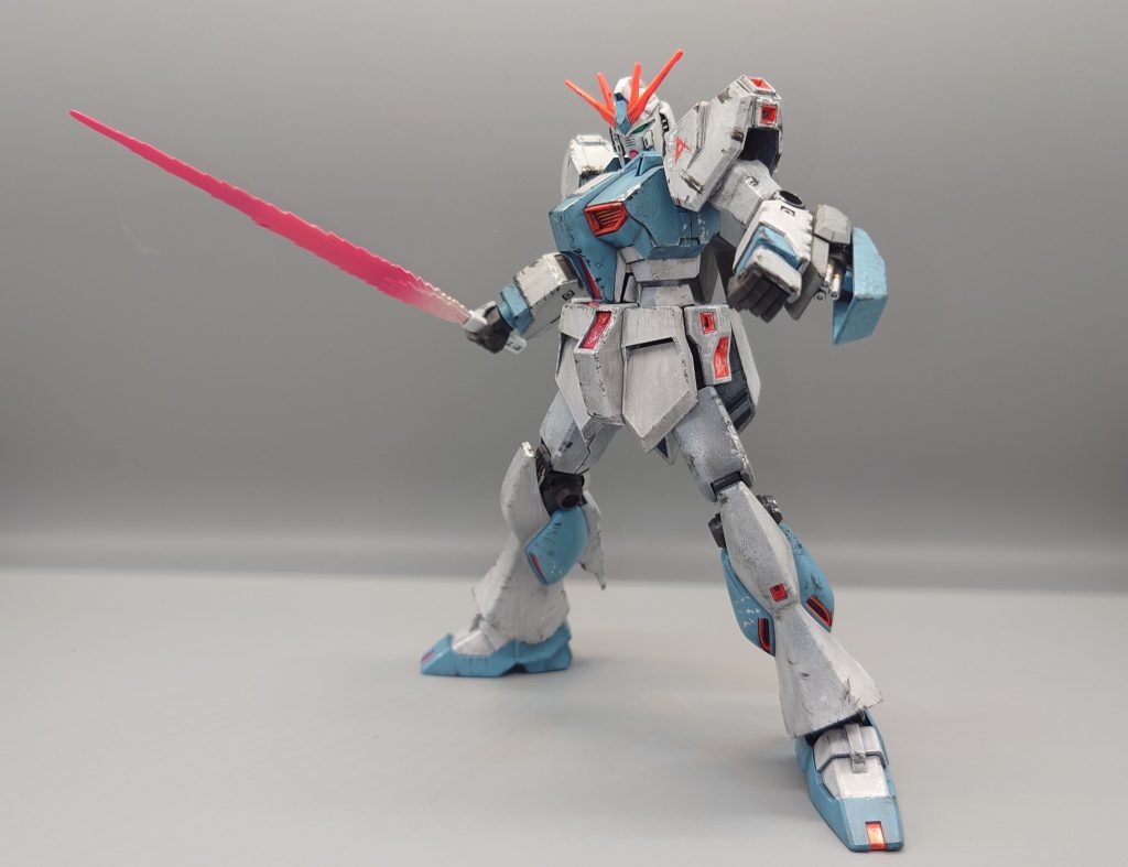 製作のイメージとしては、色だけ塗装してガンプラでビームサーベル1本でバトルを戦い抜いてきた歴戦のガンプラファイターみたいな感じです。エネルギーをすべてビームサーベルに回しています。出力高めのビームサーベルにしたかったので、RGサザビーから拝借してきました。