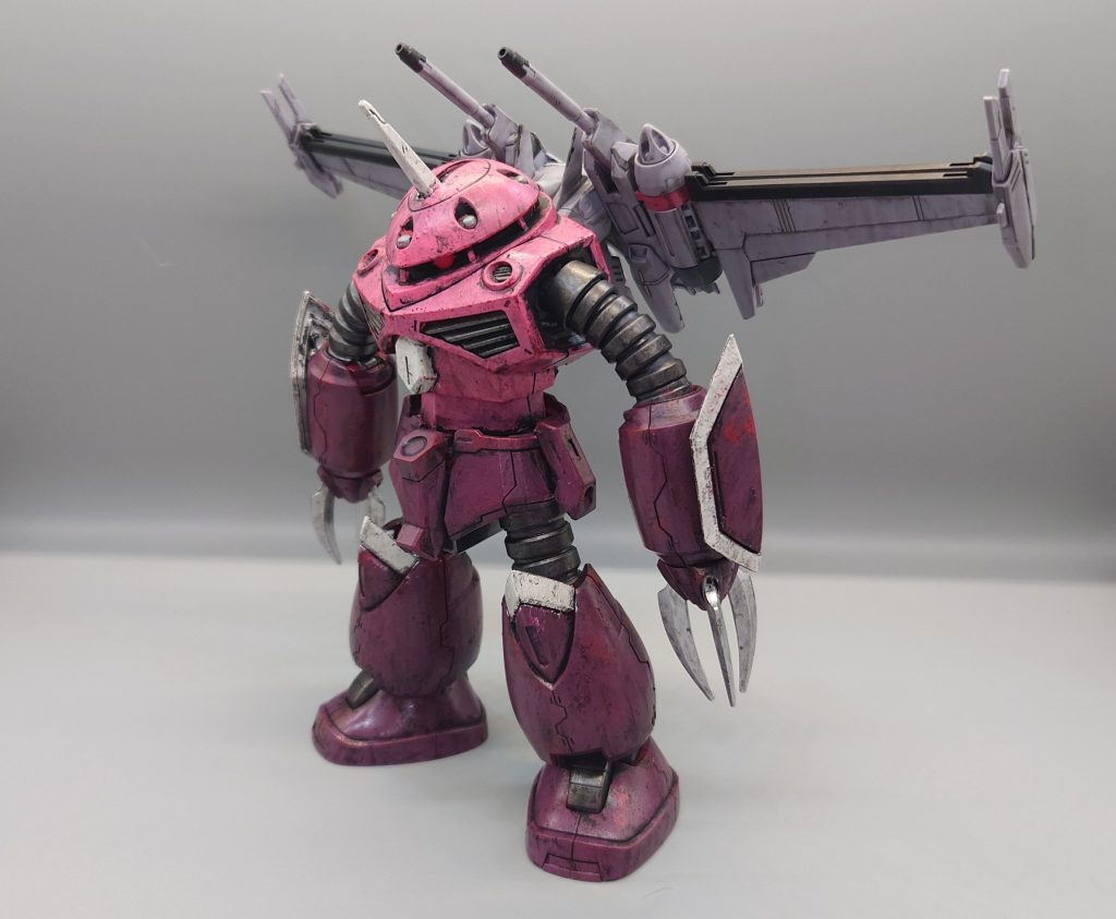 睨んでいる感じのモノアイがかっこいい、一度全体を黒色で塗ってからピンク、赤紫の塗装をしています。下地の黒が所々見えているのがうまくいった点だと思います。