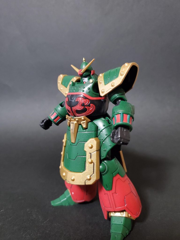 でっぷりとした体格が良い感じ。袖部はアクリジョンのベースグリーンとアクリルガッシュのグリーンを混合して筆塗りしましたが、成形色の緑と全然合ってませんね。