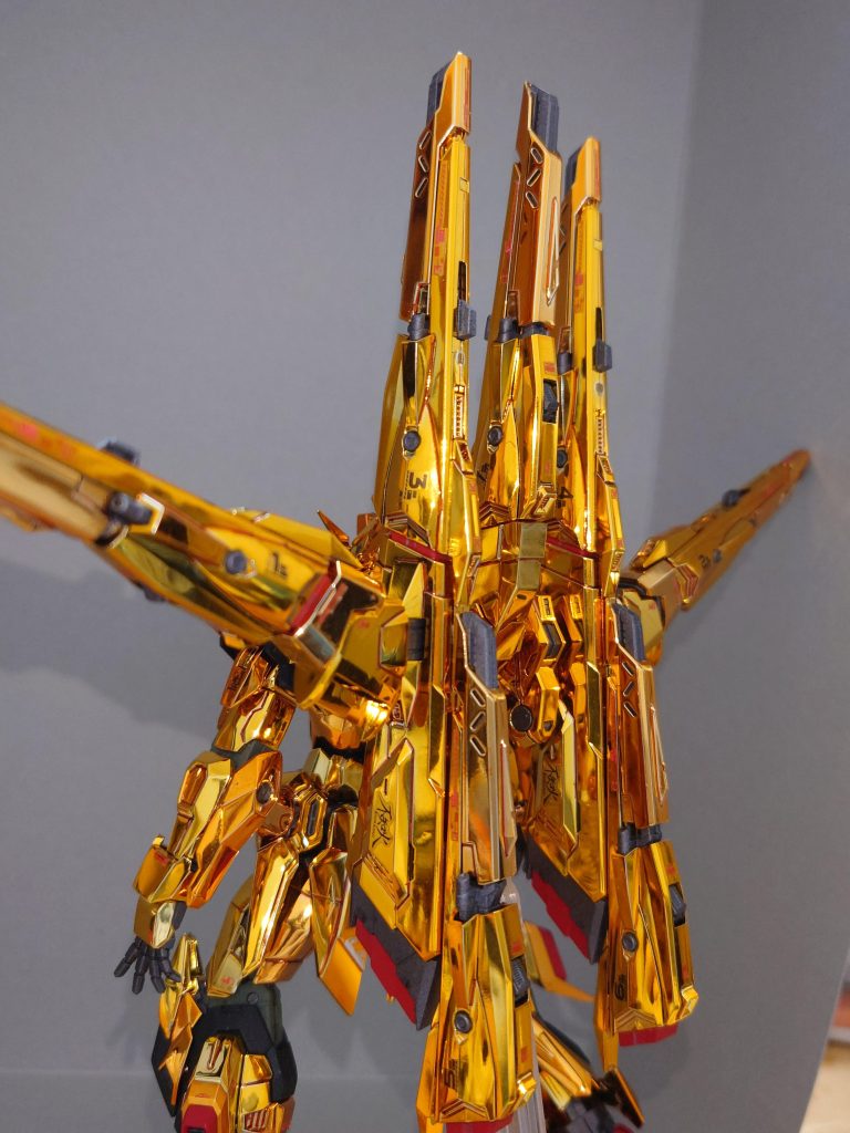 背面もキラッキラですシラヌイの方がでかいのでSEED系でも満足感のある大きさですこの刺々しい感じがプロヴィデンスぽくて悪者感があるのかな