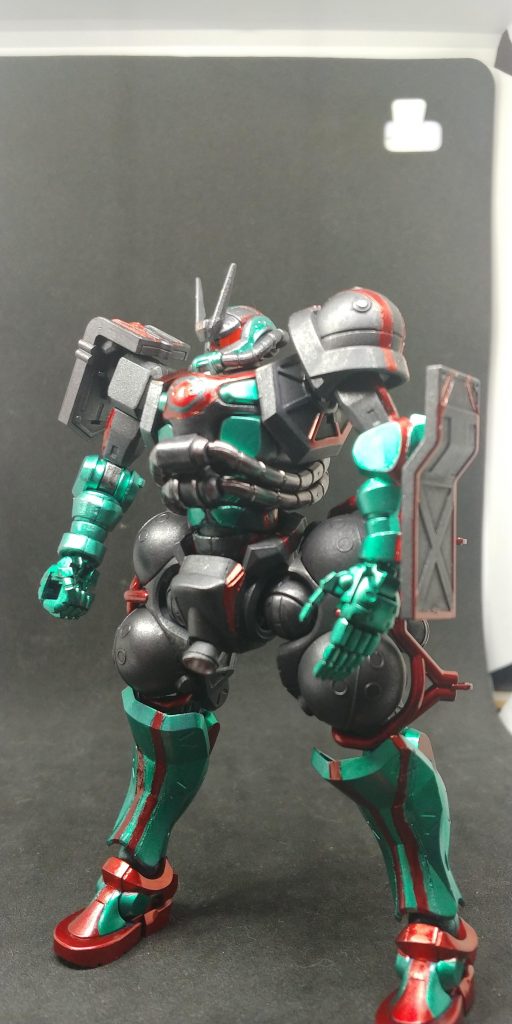 まぁ色々荒いですがいつもの事で💦 モノアイ部はモノアイを黒にし周りを蛍光色にしてますいつもの如くただの色変えですから、モノアイ黒で光ってないだけで周りが光る作りって事で😚ただ、モノアイは▼の形状にしてます