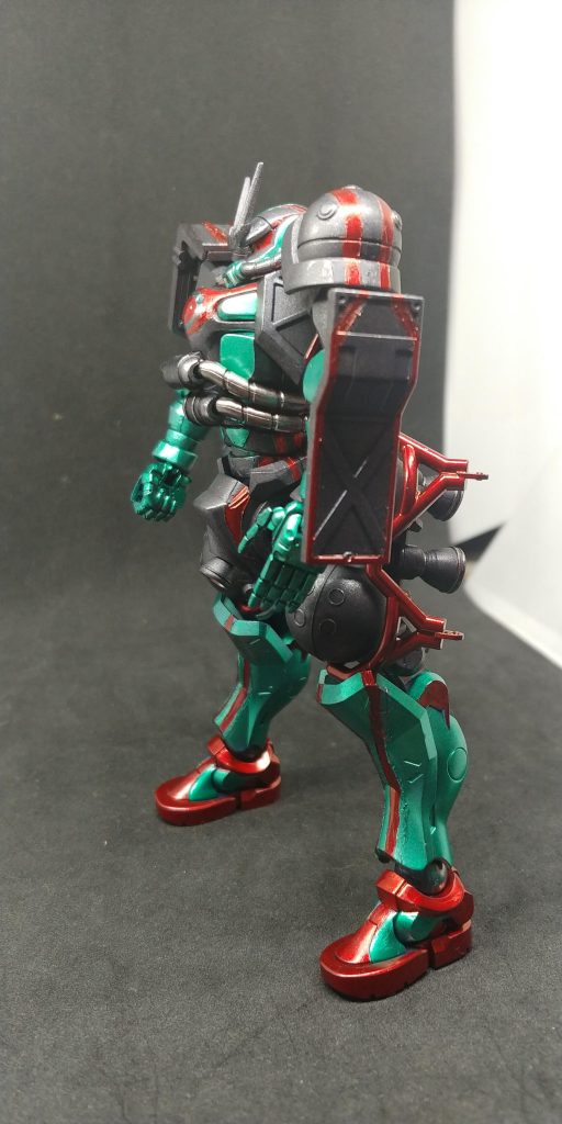 両肩の回転灯はつけてません 頭部に前に作ったソードインパルスから角頂いて着けました😁