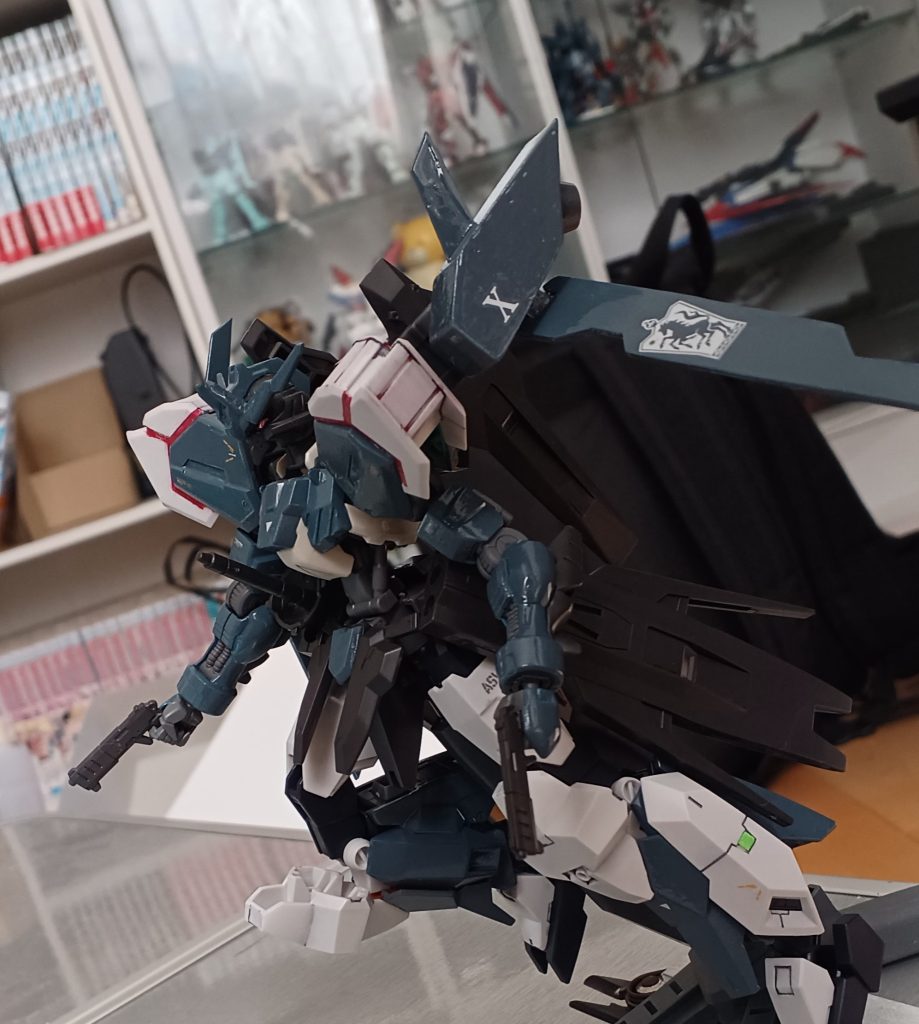 高機動ユニット　アルタスウイング地上や宇宙でも高機動性を発揮することができるユニット　水中での展開は破損する危険があるため水中での使用は推奨されていない。 