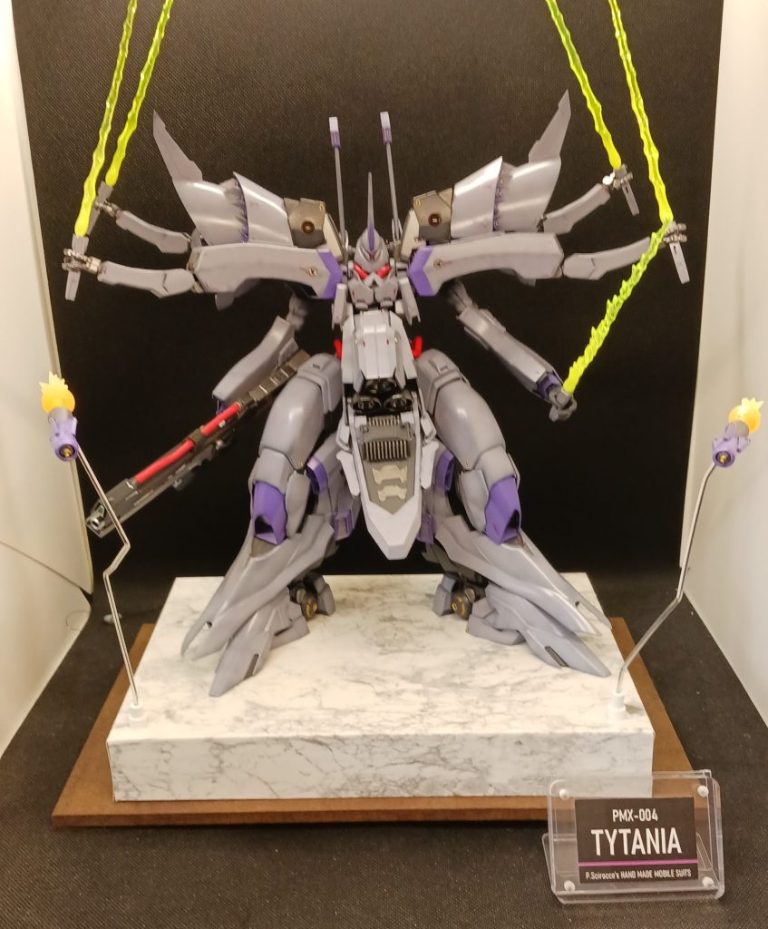 正面から隠し腕は全て展開可能。6刀流ができるように作れて満足です。ディテールはもう少し設定画を拾えるとよかったのですが…飛んでいるファンネルは、本体にディテールとして入っているものの2培近いサイズでスクラッチ。メインの材料はボールペンだったりします(笑)