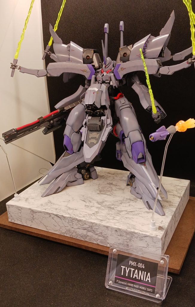 全身像です。全高で考えると1/100スケールに近くなります。使用キットはベース2機の他、ゲルググ、リゼル、サザビー、百式、ドムトルーパー等。MGもサザビー、シナンジュ、ダブルオーのパーツを一部使っています。 ファンネルコンテナ、ファンネル、前腕、隠し腕は、使えるパーツが思い付かなかったのでフルスクラッチです。