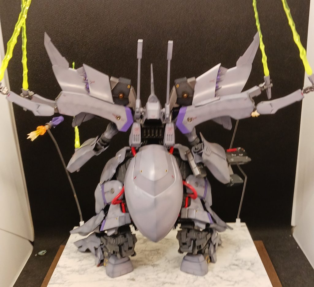 背面全身像ビームライフルもプラパンからのフルスクラッチです。ジオのものより長くしたかったのと、何よりMGジオなど売ってもいないですし。 赤いコードがなにげにお気に入りです!