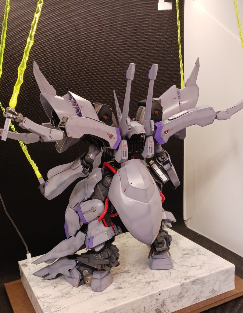 バックショット腰アーマーはクシャトリアのものと、αアジールのものをくっ付け、裏に放射状のフィンディテールを作りました。足先はMGシナンジュのバックパックです。